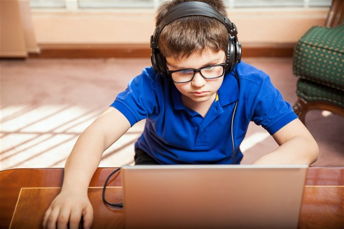 هل يُدمن طفلكِ الالعاب الالكترونية؟ اكتشفي مخاطرها والخطوات التي يجب القيام بها